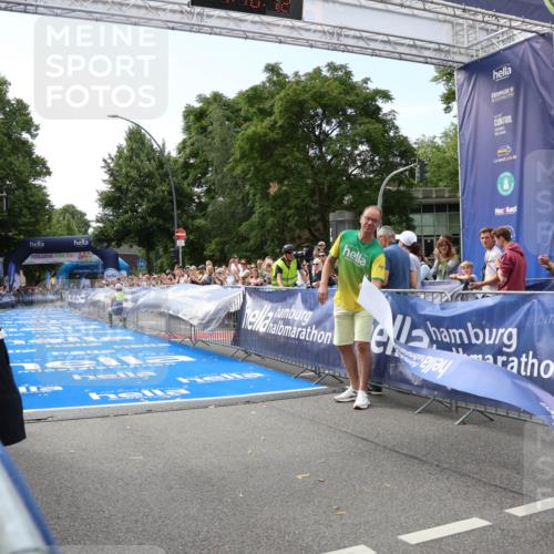 29.06.2025 - hella hamburg halbmarathon Zöllner http://msf.ph/oto/8166076 29.06.2025 10:10:15 Ziel  meine-sportfotos.de
