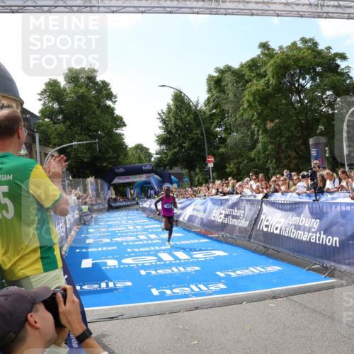 29.06.2025 - hella hamburg halbmarathon Zöllner http://msf.ph/oto/8166085 29.06.2025 10:10:40 Ziel 43 meine-sportfotos.de