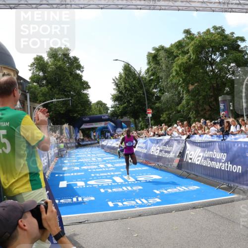 29.06.2025 - hella hamburg halbmarathon Zöllner http://msf.ph/oto/8166092 29.06.2025 10:10:40 Ziel 43 meine-sportfotos.de