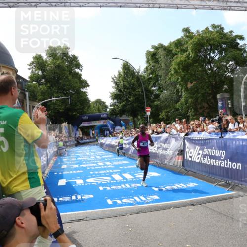 29.06.2025 - hella hamburg halbmarathon Zöllner http://msf.ph/oto/8166105 29.06.2025 10:10:41 Ziel 43 meine-sportfotos.de