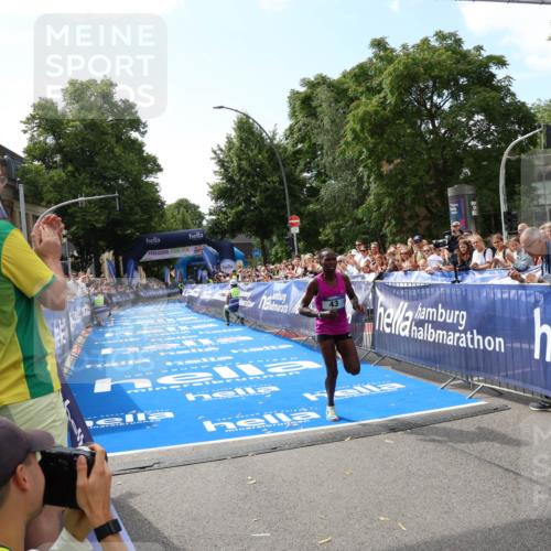 29.06.2025 - hella hamburg halbmarathon Zöllner http://msf.ph/oto/8166120 29.06.2025 10:10:41 Ziel 43 meine-sportfotos.de
