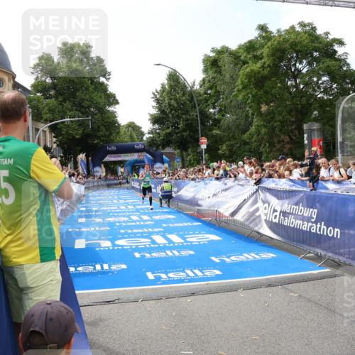 29.06.2025 - hella hamburg halbmarathon Zöllner http://msf.ph/oto/8166161 29.06.2025 10:11:03 Ziel 17888 meine-sportfotos.de
