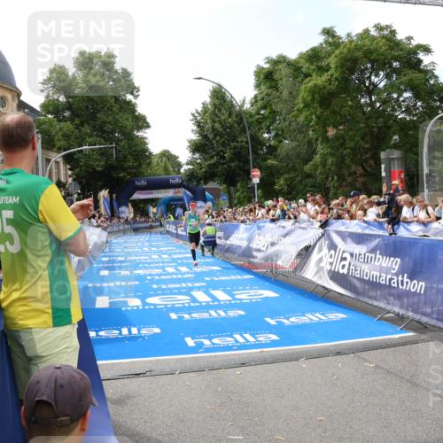 29.06.2025 - hella hamburg halbmarathon Zöllner http://msf.ph/oto/8166171 29.06.2025 10:11:03 Ziel 17888 meine-sportfotos.de