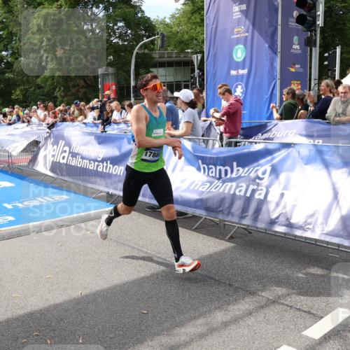 29.06.2025 - hella hamburg halbmarathon Zöllner http://msf.ph/oto/8166194 29.06.2025 10:11:05 Ziel 46, 17888 meine-sportfotos.de