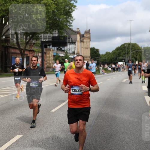29.06.2025 - hella hamburg halbmarathon Yannick Fuchs http://msf.ph/oto/8166221 29.06.2025 10:40:24 20KM 1569, 1600, 1759, 1920, 2048, 2138, 2189, 3477, 4345, 6290, 6460, 6532, 6700, 6711, 7450, 7961, 8269, 8577, 8668, 10792, 10796, 11094, 11125, 11773, 11936, 12084, 12277, 13525, 13630, 14062, 14200, 14228, 14462, 14804, 14911, 15741, 16286, 16624, 17190, 17332, 17835, 18081, 19128 meine-sportfotos.de