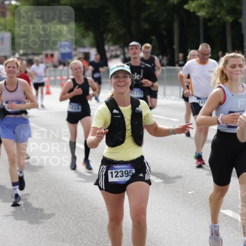 29.06.2025 - hella hamburg halbmarathon Jannik Wohlers http://msf.ph/oto/8166225 29.06.2025 10:20:45 Lombardsbrücke 1028, 1266, 1658, 2383, 2956, 2986, 3161, 3453, 3813, 4082, 5061, 5767, 6275, 6308, 7228, 7608, 8724, 8726, 8844, 9108, 9501, 10585, 10602, 11698, 11775, 12175, 12395, 12561, 12694, 13057, 13448, 13508, 14499, 14519, 14809, 14819, 14986, 15020, 15387, 15470, 15736, 15767, 15913, 16256, 16586, 16600, 16896, 17035, 17341, 17367, 17961, 18170, 18305, 18397, 18784, 18809 meine-sportfotos.de