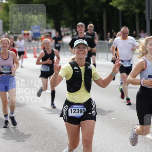 29.06.2025 - hella hamburg halbmarathon Jannik Wohlers http://msf.ph/oto/8166275 29.06.2025 10:20:45 Lombardsbrücke 1028, 1266, 1658, 2383, 2956, 2986, 3161, 3453, 3813, 4082, 5061, 5767, 6275, 6308, 7228, 7608, 8724, 8726, 8844, 9108, 9501, 10585, 10602, 11698, 11775, 12175, 12395, 12561, 12694, 13057, 13448, 13508, 14499, 14519, 14809, 14819, 14986, 15020, 15387, 15470, 15736, 15767, 15913, 16256, 16586, 16600, 16896, 17035, 17341, 17367, 17961, 18170, 18305, 18397, 18784, 18809 meine-sportfotos.de