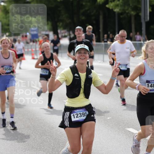29.06.2025 - hella hamburg halbmarathon Jannik Wohlers http://msf.ph/oto/8166287 29.06.2025 10:20:45 Lombardsbrücke 1028, 1266, 1658, 2383, 2956, 2986, 3161, 3453, 3813, 4082, 5061, 5767, 6275, 6308, 7228, 7608, 8724, 8726, 8844, 9108, 9501, 10585, 10602, 11698, 11775, 12175, 12395, 12561, 12694, 13057, 13448, 13508, 14499, 14519, 14809, 14819, 14986, 15020, 15387, 15470, 15736, 15767, 15913, 16256, 16586, 16600, 16896, 17035, 17341, 17367, 17961, 18170, 18305, 18397, 18784, 18809 meine-sportfotos.de