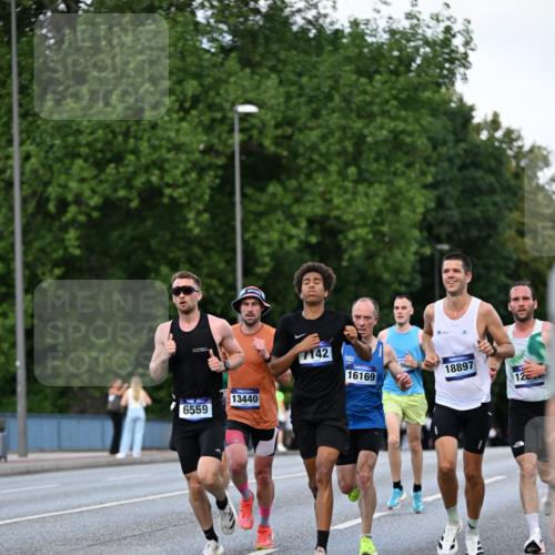 29.06.2025 - hella hamburg halbmarathon Dr. Thomas Lammeyer http://msf.ph/oto/8166371 29.06.2025 09:44:57 Kennedybrücke 1241, 2892, 6559, 7862, 10780, 11194 meine-sportfotos.de