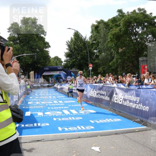 29.06.2025 - hella hamburg halbmarathon Zöllner http://msf.ph/oto/8166386 29.06.2025 10:12:45 Ziel 28 meine-sportfotos.de
