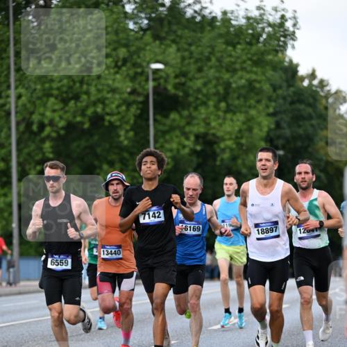 29.06.2025 - hella hamburg halbmarathon Dr. Thomas Lammeyer http://msf.ph/oto/8166420 29.06.2025 09:44:58 Kennedybrücke 1241, 2892, 6559, 7862, 10780, 11194 meine-sportfotos.de