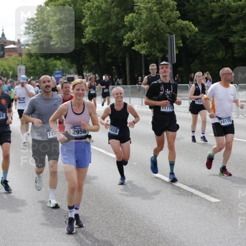 29.06.2025 - hella hamburg halbmarathon Jannik Wohlers http://msf.ph/oto/8166464 29.06.2025 10:20:47 Lombardsbrücke 1028, 1266, 1658, 2383, 2635, 2956, 2986, 3122, 3161, 3453, 3813, 5061, 5395, 5493, 5767, 6275, 6308, 7228, 7522, 7553, 7608, 8726, 8844, 9108, 9501, 10585, 10602, 11117, 11610, 11698, 11775, 12175, 12395, 12561, 12694, 13057, 13448, 13508, 14499, 14519, 14809, 14819, 15020, 15387, 15470, 15736, 15752, 15767, 16256, 16586, 16600, 16896, 17035, 17341, 17367, 17961, 18170, 18305, 18784, 18809 meine-sportfotos.de