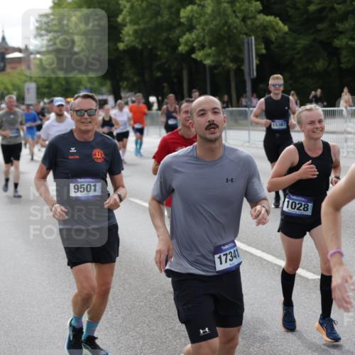 29.06.2025 - hella hamburg halbmarathon Jannik Wohlers http://msf.ph/oto/8166784 29.06.2025 10:20:49 Lombardsbrücke 1028, 1266, 1658, 2271, 2383, 2635, 2956, 2986, 3122, 3161, 3453, 5061, 5373, 5395, 5493, 5767, 6275, 6308, 6844, 7228, 7522, 7553, 7608, 8726, 8844, 9108, 9501, 10602, 11117, 11610, 11698, 11775, 12175, 12395, 12561, 12694, 13057, 13448, 13508, 14499, 14519, 14809, 14819, 15387, 15470, 15736, 15752, 15767, 16586, 16600, 16896, 17035, 17341, 17961, 17969, 18170, 18784, 18809 meine-sportfotos.de