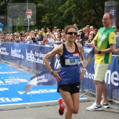 29.06.2025 - hella hamburg halbmarathon Zöllner http://msf.ph/oto/8166827 29.06.2025 10:16:17 Ziel 50, 11409 meine-sportfotos.de