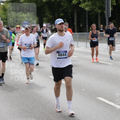 29.06.2025 - hella hamburg halbmarathon Jannik Wohlers http://msf.ph/oto/8166843 29.06.2025 10:20:51 Lombardsbrücke 1028, 1266, 1658, 2271, 2383, 2635, 2815, 2956, 2986, 3122, 3161, 3453, 3817, 5373, 5395, 5493, 5767, 6275, 6308, 6844, 7228, 7375, 7522, 7553, 7608, 8726, 8844, 9100, 9108, 9501, 10602, 11117, 11610, 11698, 11775, 12018, 12175, 12395, 12561, 13057, 13448, 13508, 14499, 14519, 14664, 14809, 14819, 15387, 15736, 15752, 15767, 16107, 16586, 16600, 16896, 17341, 17799, 17961, 17969, 18170, 18784, 18809, 19012 meine-sportfotos.de