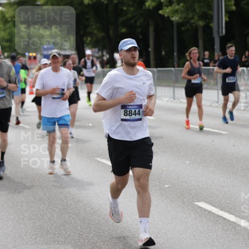 29.06.2025 - hella hamburg halbmarathon Jannik Wohlers http://msf.ph/oto/8166889 29.06.2025 10:20:51 Lombardsbrücke 1028, 1266, 1658, 2271, 2383, 2635, 2815, 2956, 2986, 3122, 3161, 3453, 3817, 5373, 5395, 5493, 5767, 6275, 6308, 6844, 7228, 7375, 7522, 7553, 7608, 8726, 8844, 9100, 9108, 9501, 10602, 11117, 11610, 11698, 11775, 12018, 12175, 12395, 12561, 13057, 13448, 13508, 14499, 14519, 14664, 14809, 14819, 15387, 15736, 15752, 15767, 16107, 16586, 16600, 16896, 17341, 17799, 17961, 17969, 18170, 18784, 18809, 19012 meine-sportfotos.de