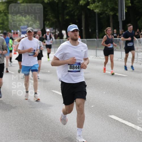 29.06.2025 - hella hamburg halbmarathon Jannik Wohlers http://msf.ph/oto/8166914 29.06.2025 10:20:51 Lombardsbrücke 1028, 1266, 1658, 2271, 2383, 2635, 2815, 2956, 2986, 3122, 3161, 3453, 3817, 5373, 5395, 5493, 5767, 6275, 6308, 6844, 7228, 7375, 7522, 7553, 7608, 8726, 8844, 9100, 9108, 9501, 10602, 11117, 11610, 11698, 11775, 12018, 12175, 12395, 12561, 13057, 13448, 13508, 14499, 14519, 14664, 14809, 14819, 15387, 15736, 15752, 15767, 16107, 16586, 16600, 16896, 17341, 17799, 17961, 17969, 18170, 18784, 18809, 19012 meine-sportfotos.de