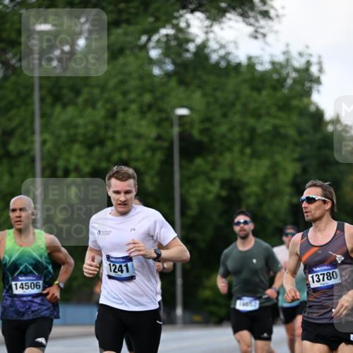 29.06.2025 - hella hamburg halbmarathon Dr. Thomas Lammeyer http://msf.ph/oto/8167014 29.06.2025 09:45:12 Kennedybrücke 1241, 2604, 2892, 7862, 10485 meine-sportfotos.de