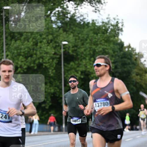 29.06.2025 - hella hamburg halbmarathon Dr. Thomas Lammeyer http://msf.ph/oto/8167070 29.06.2025 09:45:12 Kennedybrücke 1241, 2604, 2892, 7862, 10485 meine-sportfotos.de