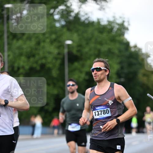 29.06.2025 - hella hamburg halbmarathon Dr. Thomas Lammeyer http://msf.ph/oto/8167087 29.06.2025 09:45:12 Kennedybrücke 1241, 2604, 2892, 7862, 10485 meine-sportfotos.de