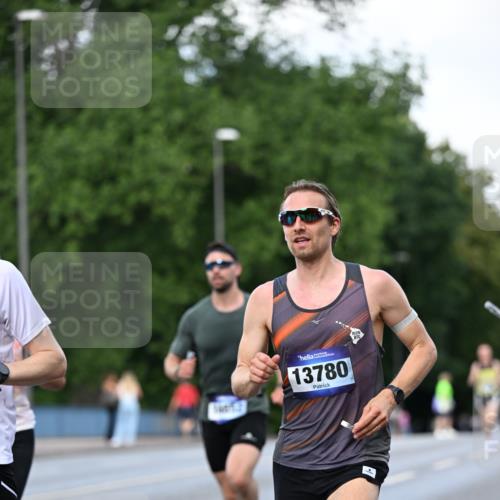 29.06.2025 - hella hamburg halbmarathon Dr. Thomas Lammeyer http://msf.ph/oto/8167102 29.06.2025 09:45:12 Kennedybrücke 1241, 2604, 2892, 7862, 10485 meine-sportfotos.de