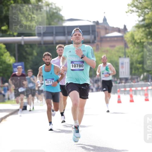 29.06.2025 - hella hamburg halbmarathon Jannik Wohlers http://msf.ph/oto/8167612 29.06.2025 09:41:11 Lombardsbrücke 2459, 4571, 9442, 10234, 10780, 11194, 16361, 16484, 17856 meine-sportfotos.de