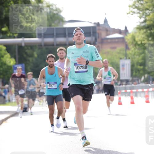 29.06.2025 - hella hamburg halbmarathon Jannik Wohlers http://msf.ph/oto/8167636 29.06.2025 09:41:11 Lombardsbrücke 2459, 4571, 9442, 10234, 10780, 11194, 16361, 16484, 17856 meine-sportfotos.de