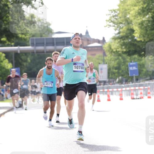 29.06.2025 - hella hamburg halbmarathon Jannik Wohlers http://msf.ph/oto/8167654 29.06.2025 09:41:12 Lombardsbrücke 2459, 4571, 9442, 10234, 10780, 11194, 12641, 13780, 16361, 16484, 17856 meine-sportfotos.de