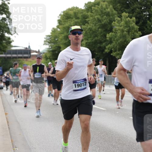 29.06.2025 - hella hamburg halbmarathon Jannik Wohlers http://msf.ph/oto/8167666 29.06.2025 10:21:02 Lombardsbrücke 1072, 1401, 2271, 2635, 2815, 3122, 3770, 3817, 3825, 3826, 4697, 4786, 5373, 5395, 5412, 5493, 6103, 6844, 7375, 7522, 7553, 7781, 8095, 8286, 8844, 9100, 9483, 9499, 9532, 9624, 10374, 10874, 10921, 11117, 11610, 12018, 12368, 13093, 13584, 13937, 14118, 14664, 15267, 15387, 15404, 15603, 15752, 15869, 16045, 16107, 16586, 16600, 17799, 17961, 17969, 18378, 18851, 19012 meine-sportfotos.de