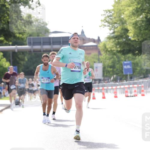 29.06.2025 - hella hamburg halbmarathon Jannik Wohlers http://msf.ph/oto/8167668 29.06.2025 09:41:12 Lombardsbrücke 2459, 4571, 9442, 10234, 10780, 11194, 12641, 13780, 16361, 16484, 17856 meine-sportfotos.de
