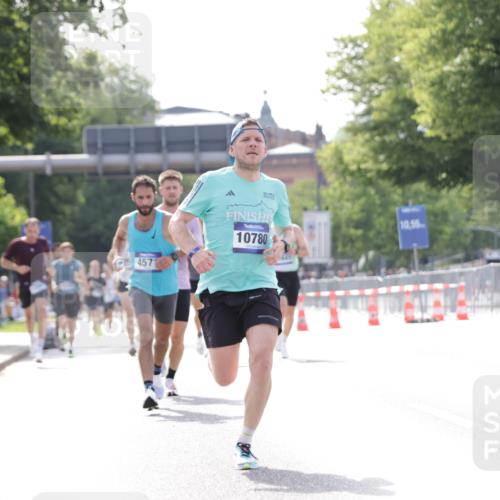 29.06.2025 - hella hamburg halbmarathon Jannik Wohlers http://msf.ph/oto/8167673 29.06.2025 09:41:12 Lombardsbrücke 2459, 4571, 9442, 10234, 10780, 11194, 12641, 13780, 16361, 16484, 17856 meine-sportfotos.de