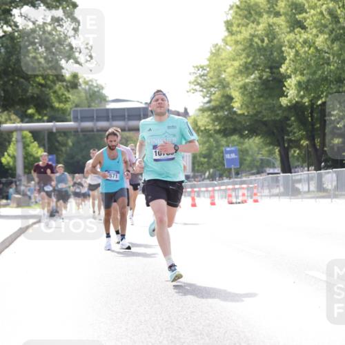 29.06.2025 - hella hamburg halbmarathon Jannik Wohlers http://msf.ph/oto/8167690 29.06.2025 09:41:12 Lombardsbrücke 2459, 4571, 9442, 10234, 10780, 11194, 12641, 13780, 16361, 16484, 17856 meine-sportfotos.de