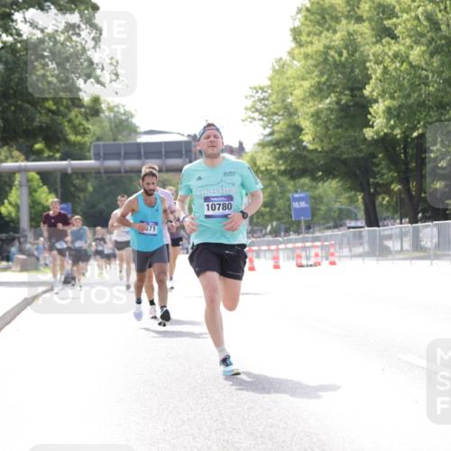 29.06.2025 - hella hamburg halbmarathon Jannik Wohlers http://msf.ph/oto/8167710 29.06.2025 09:41:12 Lombardsbrücke 2459, 4571, 9442, 10234, 10780, 11194, 12641, 13780, 16361, 16484, 17856 meine-sportfotos.de