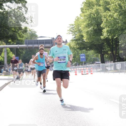 29.06.2025 - hella hamburg halbmarathon Jannik Wohlers http://msf.ph/oto/8167725 29.06.2025 09:41:12 Lombardsbrücke 2459, 4571, 9442, 10234, 10780, 11194, 12641, 13780, 16361, 16484, 17856 meine-sportfotos.de