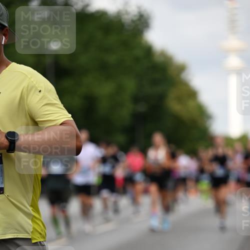 29.06.2025 - hella hamburg halbmarathon Dr. Thomas Lammeyer http://msf.ph/oto/8167727 29.06.2025 10:09:27 Kennedybrücke 1213, 1863, 2298, 3071, 3578, 4014, 4220, 4394, 4782, 5073, 5869, 6059, 6907, 6908, 7826, 8316, 8727, 8999, 9007, 9019, 9075, 9165, 9361, 9559, 9680, 10694 meine-sportfotos.de