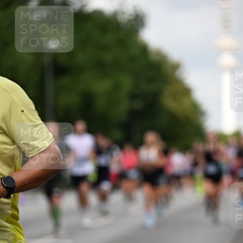 29.06.2025 - hella hamburg halbmarathon Dr. Thomas Lammeyer http://msf.ph/oto/8167746 29.06.2025 10:09:27 Kennedybrücke 1213, 1863, 2298, 3071, 3578, 4014, 4220, 4394, 4782, 5073, 5869, 6059, 6907, 6908, 7826, 8316, 8727, 8999, 9007, 9019, 9075, 9165, 9361, 9559, 9680, 10694 meine-sportfotos.de