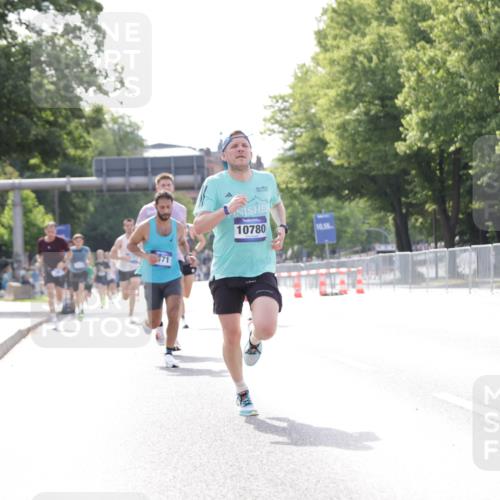 29.06.2025 - hella hamburg halbmarathon Jannik Wohlers http://msf.ph/oto/8167750 29.06.2025 09:41:12 Lombardsbrücke 2459, 4571, 9442, 10234, 10780, 11194, 12641, 13780, 16361, 16484, 17856 meine-sportfotos.de