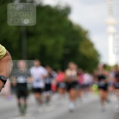29.06.2025 - hella hamburg halbmarathon Dr. Thomas Lammeyer http://msf.ph/oto/8167765 29.06.2025 10:09:27 Kennedybrücke 1213, 1863, 2298, 3071, 3578, 4014, 4220, 4394, 4782, 5073, 5869, 6059, 6907, 6908, 7826, 8316, 8727, 8999, 9007, 9019, 9075, 9165, 9361, 9559, 9680, 10694 meine-sportfotos.de
