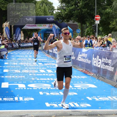 29.06.2025 - hella hamburg halbmarathon Zöllner http://msf.ph/oto/8167800 29.06.2025 10:18:58 Ziel 6380, 11342 meine-sportfotos.de