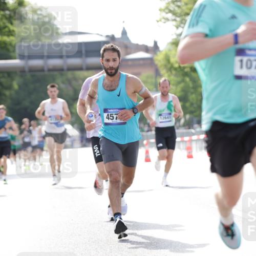 29.06.2025 - hella hamburg halbmarathon Jannik Wohlers http://msf.ph/oto/8167807 29.06.2025 09:41:13 Lombardsbrücke 2459, 4571, 9442, 10234, 10780, 11194, 12067, 12641, 13780, 16361, 16484, 17856 meine-sportfotos.de