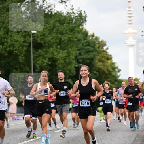 29.06.2025 - hella hamburg halbmarathon Dr. Thomas Lammeyer http://msf.ph/oto/8167834 29.06.2025 10:09:29 Kennedybrücke 1213, 1863, 2298, 3071, 3578, 4014, 4220, 4394, 4782, 5073, 5869, 6059, 7826, 8316, 8727, 8999, 9007, 9019, 9075, 9165, 9361, 9559, 9680, 10694 meine-sportfotos.de