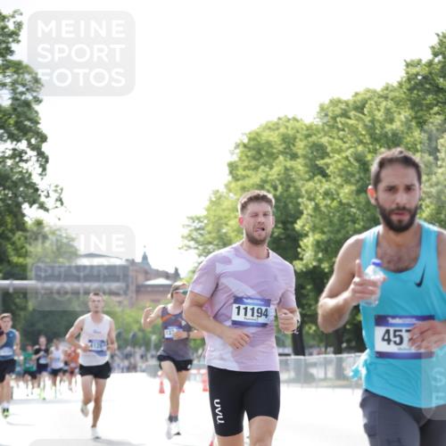 29.06.2025 - hella hamburg halbmarathon Jannik Wohlers http://msf.ph/oto/8167911 29.06.2025 09:41:15 Lombardsbrücke 2459, 4128, 4571, 9442, 10780, 11194, 12067, 12641, 13780, 14107, 16361, 16484, 17856 meine-sportfotos.de