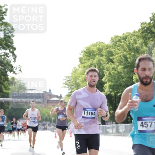 29.06.2025 - hella hamburg halbmarathon Jannik Wohlers http://msf.ph/oto/8167932 29.06.2025 09:41:15 Lombardsbrücke 2459, 4128, 4571, 9442, 10780, 11194, 12067, 12641, 13780, 14107, 16361, 16484, 17856 meine-sportfotos.de