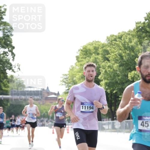 29.06.2025 - hella hamburg halbmarathon Jannik Wohlers http://msf.ph/oto/8167955 29.06.2025 09:41:15 Lombardsbrücke 2459, 4128, 4571, 9442, 10780, 11194, 12067, 12641, 13780, 14107, 16361, 16484, 17856 meine-sportfotos.de