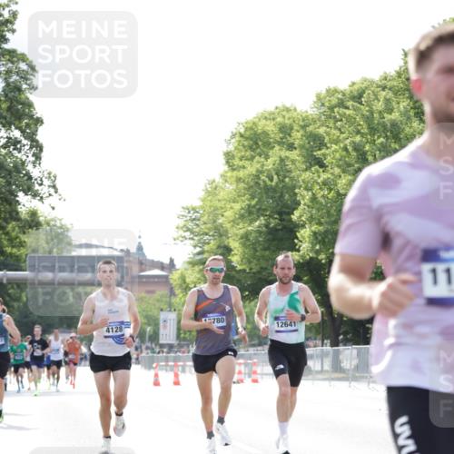 29.06.2025 - hella hamburg halbmarathon Jannik Wohlers http://msf.ph/oto/8168005 29.06.2025 09:41:16 Lombardsbrücke 2459, 4128, 4571, 7142, 9442, 10780, 11194, 12067, 12641, 13780, 14107, 16361, 16484, 17856 meine-sportfotos.de