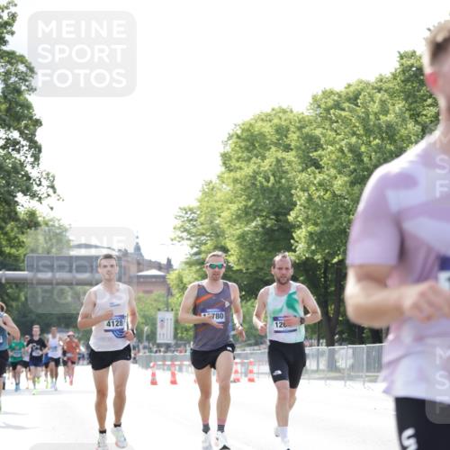 29.06.2025 - hella hamburg halbmarathon Jannik Wohlers http://msf.ph/oto/8168025 29.06.2025 09:41:16 Lombardsbrücke 2459, 4128, 4571, 7142, 9442, 10780, 11194, 12067, 12641, 13780, 14107, 16361, 16484, 17856 meine-sportfotos.de