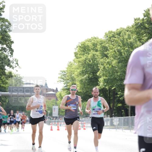 29.06.2025 - hella hamburg halbmarathon Jannik Wohlers http://msf.ph/oto/8168048 29.06.2025 09:41:16 Lombardsbrücke 2459, 4128, 4571, 7142, 9442, 10780, 11194, 12067, 12641, 13780, 14107, 16361, 16484, 17856 meine-sportfotos.de