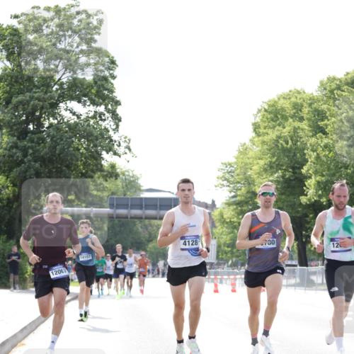 29.06.2025 - hella hamburg halbmarathon Jannik Wohlers http://msf.ph/oto/8168088 29.06.2025 09:41:17 Lombardsbrücke 2459, 4128, 4571, 7142, 9442, 10780, 11194, 12067, 12641, 13780, 14107, 16361, 16484, 17856 meine-sportfotos.de