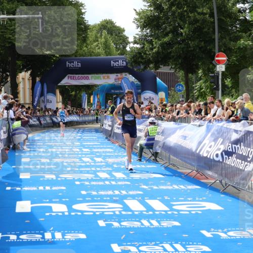 29.06.2025 - hella hamburg halbmarathon Zöllner http://msf.ph/oto/8168107 29.06.2025 10:19:25 Ziel 2659, 13016 meine-sportfotos.de