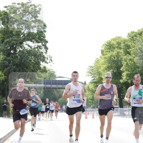 29.06.2025 - hella hamburg halbmarathon Jannik Wohlers http://msf.ph/oto/8168131 29.06.2025 09:41:17 Lombardsbrücke 2459, 4128, 4571, 7142, 9442, 10780, 11194, 12067, 12641, 13780, 14107, 16361, 16484, 17856 meine-sportfotos.de